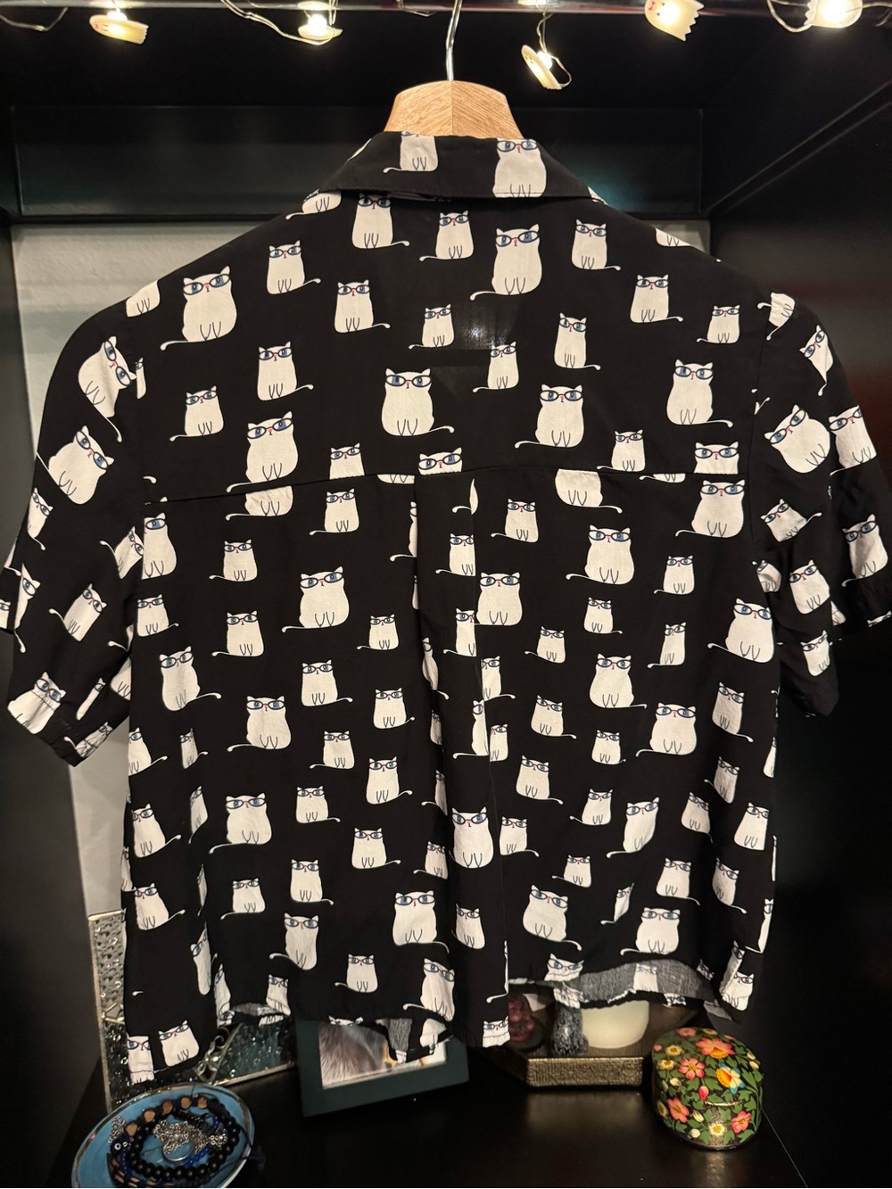 Black Short-Sleeve Cropped Button-Up Shirt with Cat Print 😻🖤 - Picture 7 of 8